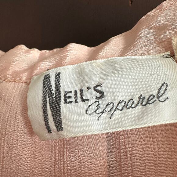 70s Vintage NEIL'S APPAREL | PInk Crinkle Silky Popover W/ Pleat Back | Size 10 - Picture 3 of 6